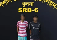 খুলনায় পুলিশকে কুপিয়ে টাকা-মোবাইল ছিনতাই, আসামি ধরল এসআরবি