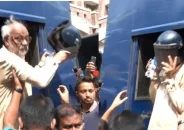 ‘আমি আওয়ামী লীগের না, আমি হেলমেট পরব না’, প্রিজন ভ্যান থেকে আখতারুজ্জামান